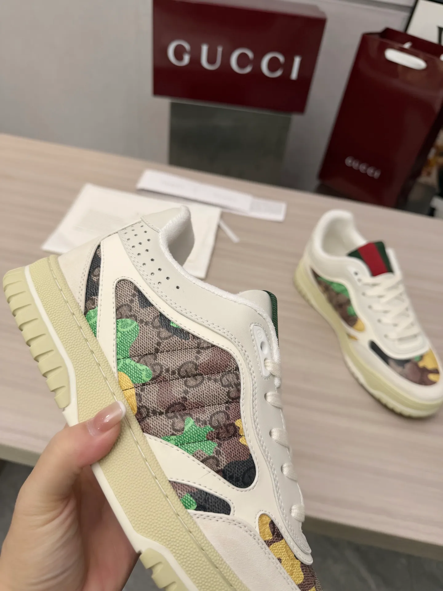 [G Home] P: 600💰 Men's Size: Men's 39-44 (45 custom-made) 🆕2025.GUCC Gucci original order quality The latest popular high and low top distressed couple sneakers series are shipped. Original purchase, development and production. This high and low top sneakers adopt a basketball-style silhouette design, cleverly integrated with hollow panels and distressed effects, showing unique ingenuity. The ingenuity incorporates brand logo details such as interlocking Double G styling accessories and Gucci lettering, a low-key tribute to the brand's design heritage. Exquisite packaging at the delivery counter 🛍📦 ▪️ Fabric: Original customized imported first-layer cowhide ▪️ Inner lining: Imported first-layer cowhide ▪️ Sole: Original molded two-color TPU sole ▪️ Sole thickness: 3cm